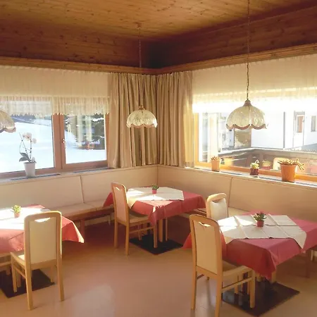 Haus Hubertus 4* מידרס